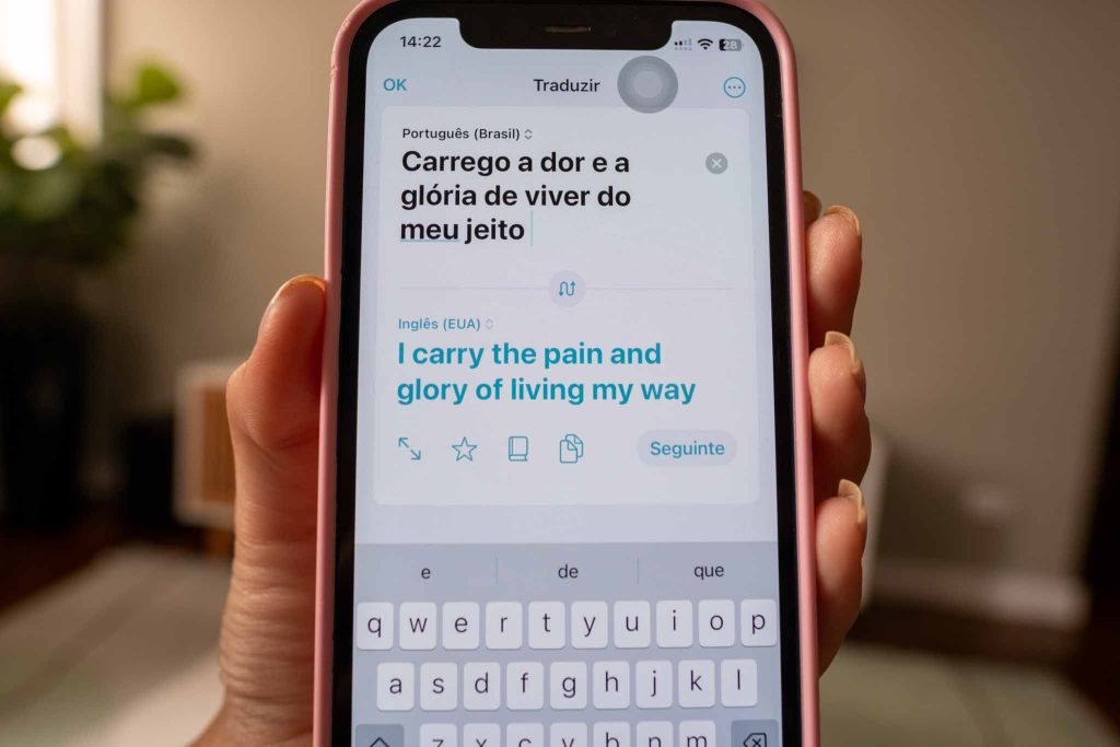 Carrego a dor e a glória de viver do meu jeito. “I carry the pain and the glory of living my way.”